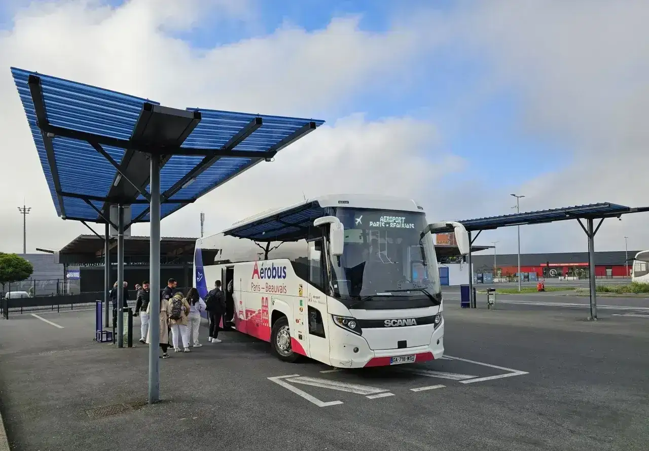 Autobus Aerobus czeka na pasażer&oacute;w na lotnisku Beauvais. To wygodny transport z lotniska Beauvais do Paryża.