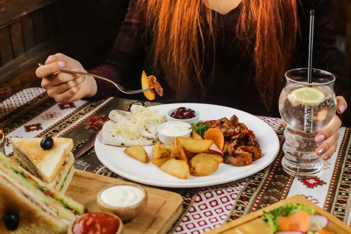 Smaczny posiłek w jednej z restauracji w Szklarskiej Porębie: gulasz, frytki, placki z serem i drink z cytryną.