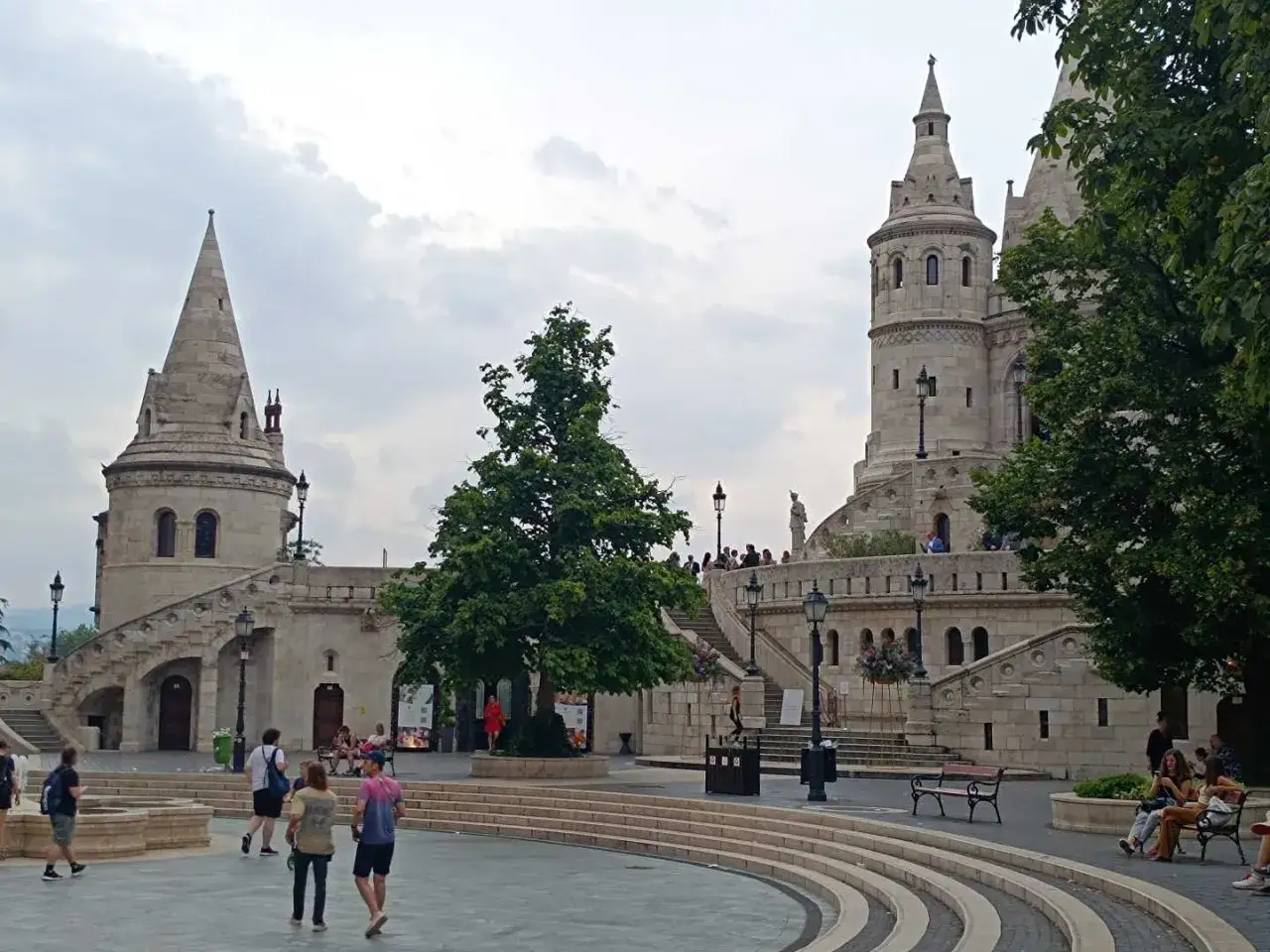 Budapeszt na weekend: spacer po Wzg&oacute;rzu Zamkowym, podziwianie Baszty Rybackiej i widok&oacute;w. Idealne miejsce na romantyczny wypad.