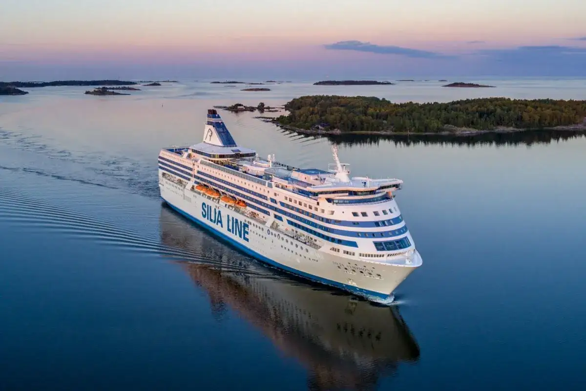 Prom Tallin-Helsinki, wielki statek Silja Line płynie po spokojnym morzu wśr&oacute;d wysp.