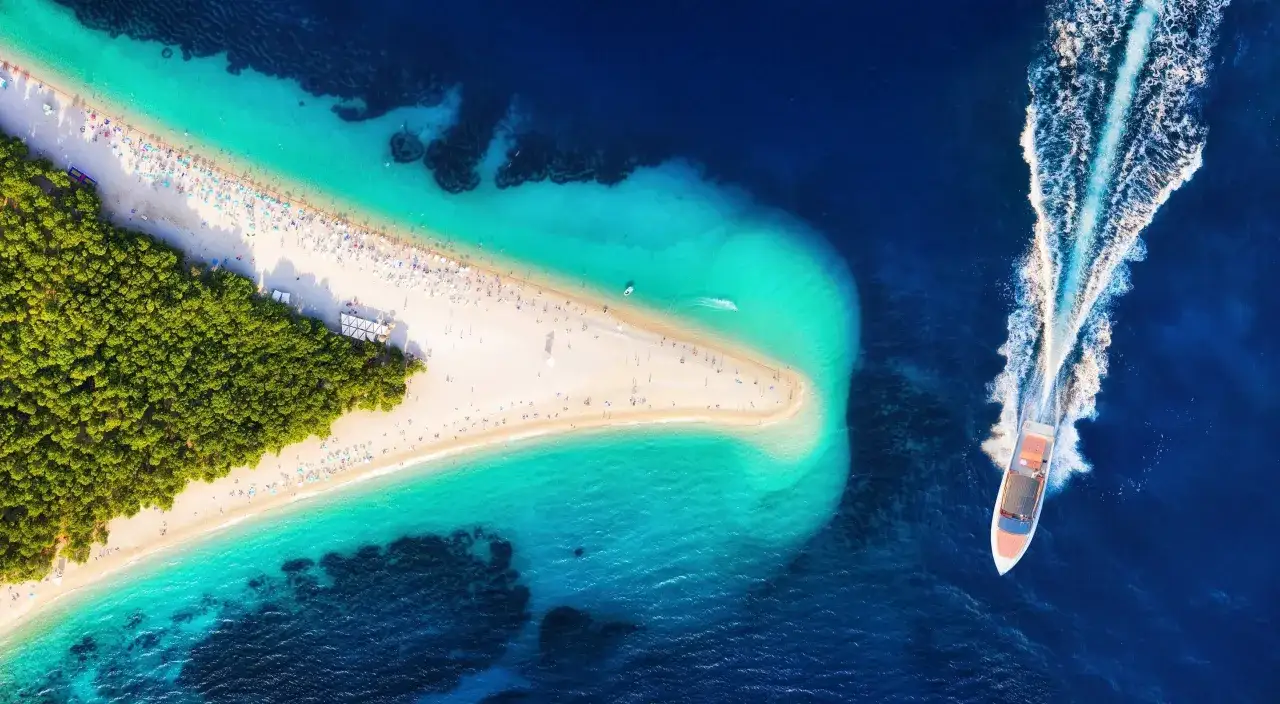 Rajska plaża w Chorwacji, z turkusową wodą i zielonym lasem. Idealne miejsce na wakacje, jedna z najpiękniejszych plaż w Chorwacji.