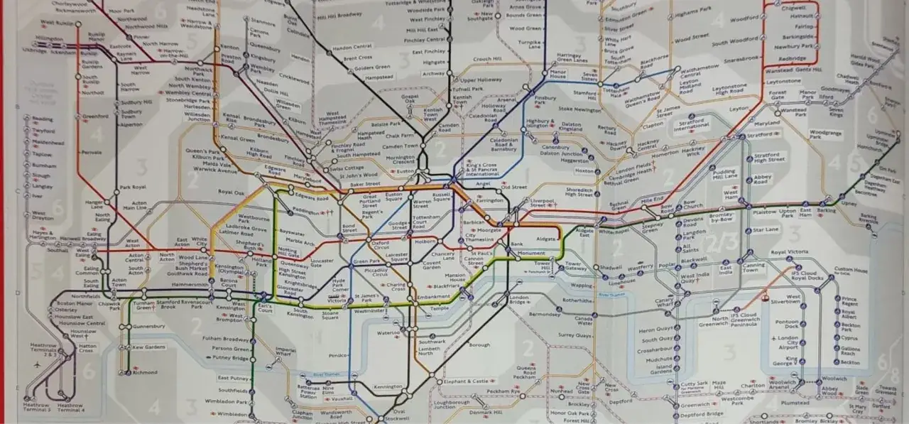 Mapa komunikacji miejskiej Londyn z zaznaczonymi liniami metra i stacjami.