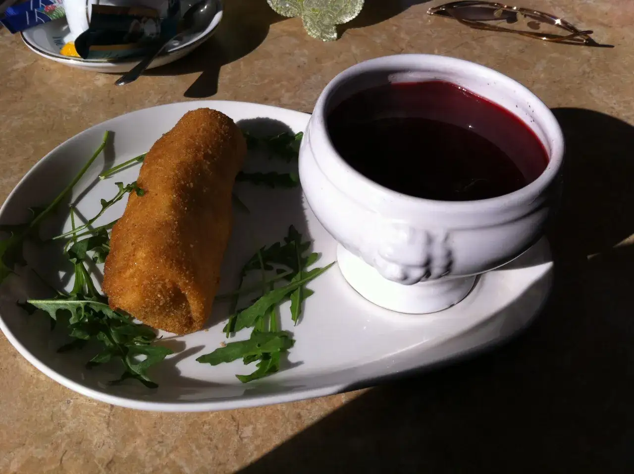 Pyszne karpacz jedzenie: panierowany kotlet i miseczka czerwonego barszczu z dodatkami.