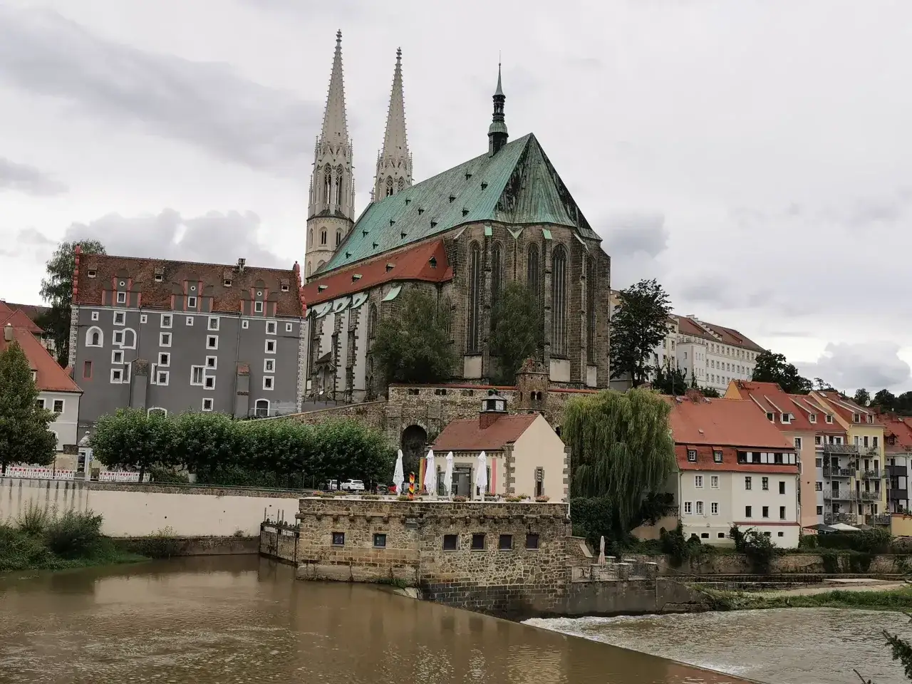 Majestatyczna katedra i zabytkowe kamienice nad rzeką to główne atrakcje Görlitz.