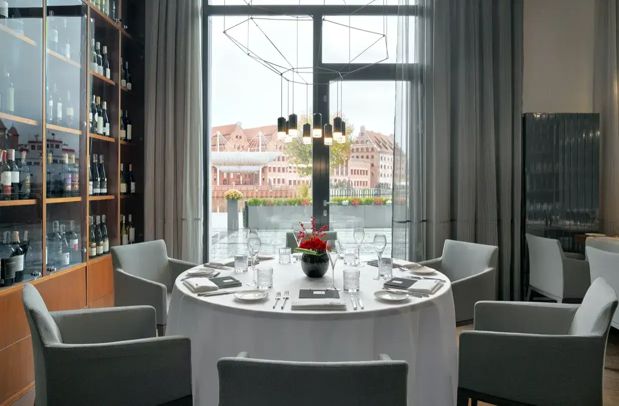 Elegancka sala restauracyjna z widokiem na Motławę. Idealne miejsce, gdzie zjeść w Gdańsku, z bogatą piwniczką win.