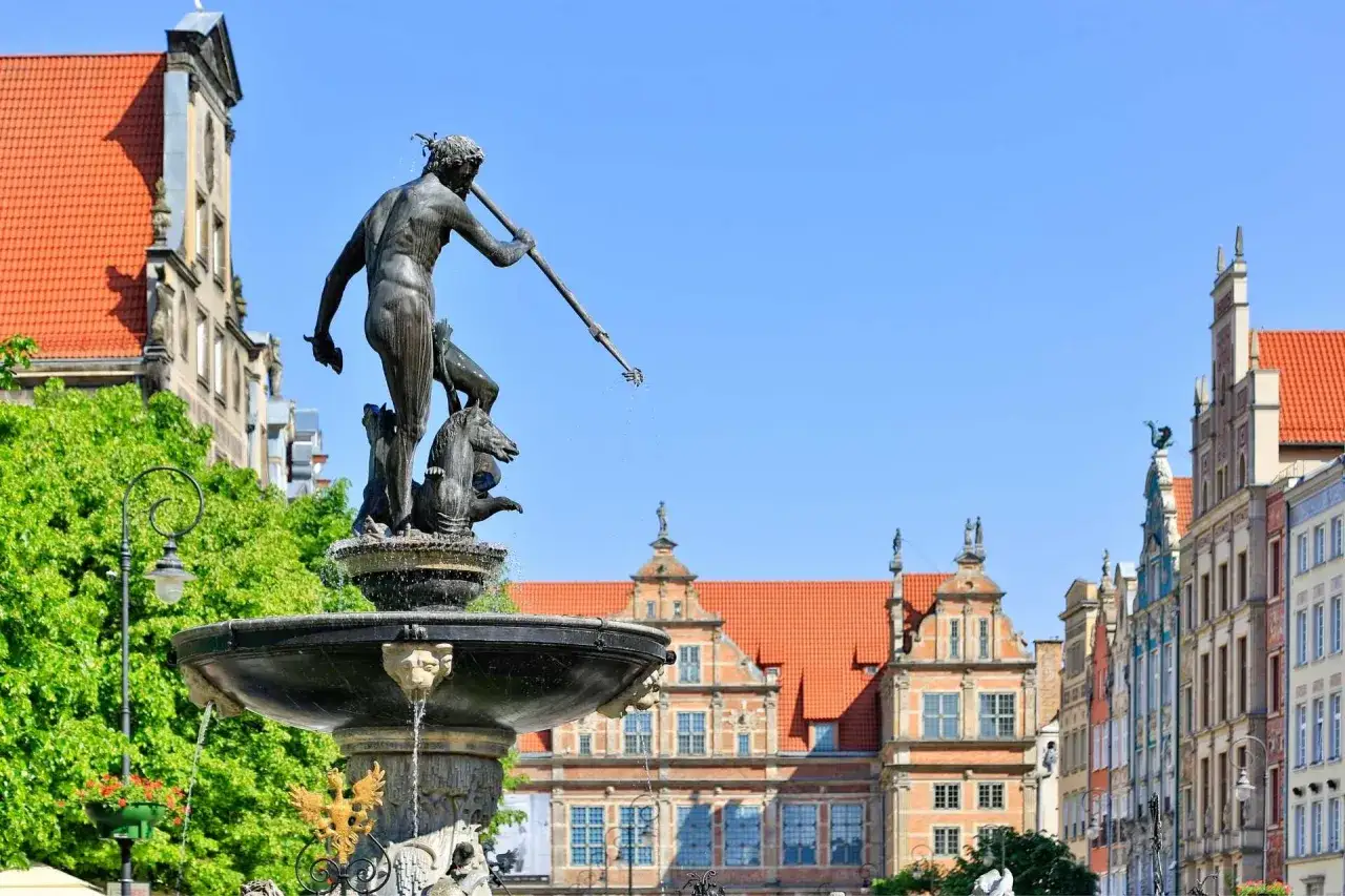 Fontanna Neptuna, jedna z głównych atrakcji Gdańska, na tle zabytkowych kamienic.