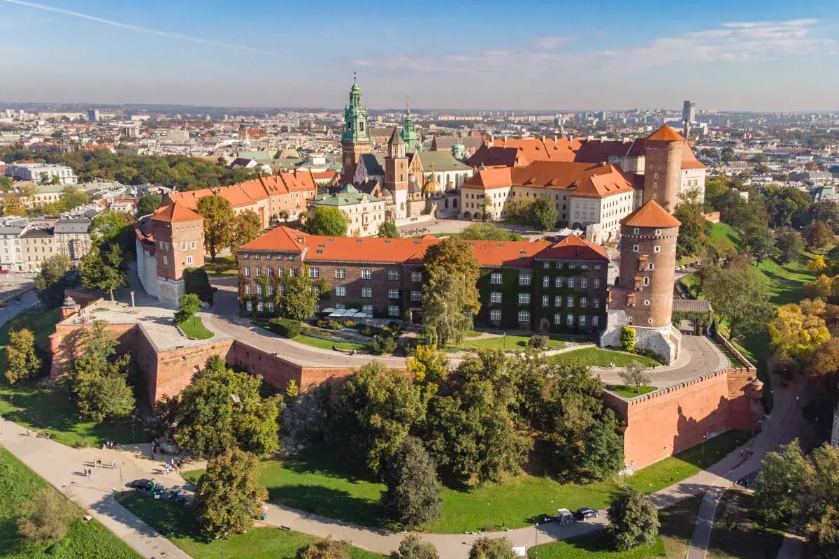 Wawel w Krakowie – idealne miejsce, by zacząć zwiedzanie miasta. Zamek, katedra i mury obronne zachwycają o każdej porze roku.