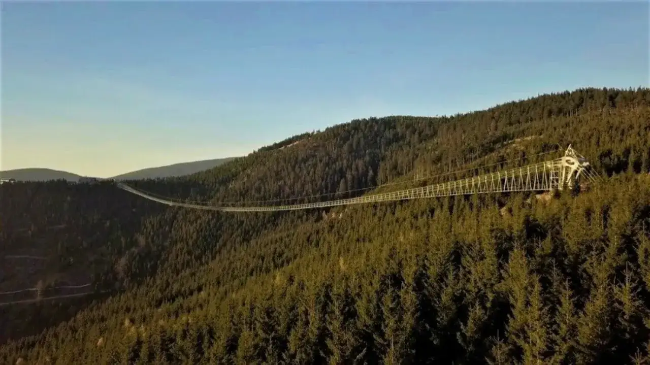 Najdłuższy most w Czechach, wiszący nad gęstym lasem, łączy dwa zbocza górskie.