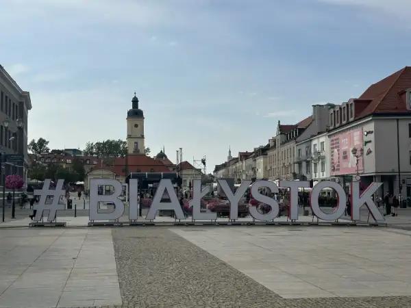 #Białystok na Rynku Kościuszki, sercu białostockiego starego miasta. W tle kamienice i wieża ratuszowa.