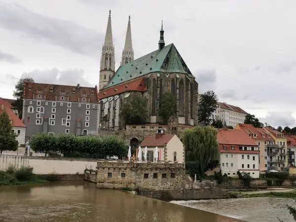 Majestatyczna katedra i zabytkowe kamienice nad rzeką to główne atrakcje Görlitz.