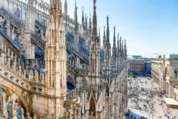 Majestatyczne detale dachu Katedry Duomo w Mediolanie, z widokiem na tętniący życiem plac. Niezapomniane mediolan atrakcje.