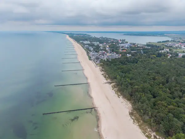 Mielno atrakcje: szeroka plaża, morze, las i miasteczko. Widok z lotu ptaka na wybrzeże Bałtyku.