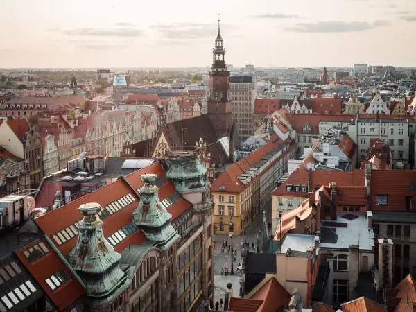Widok na wrocławskie kamienice i wieżę ratuszową. Odkryj wrocław atrakcje, spacerując po urokliwych uliczkach.