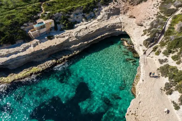 Malta: turkusowa woda, skaliste wybrzeże i ukryte zatoczki. Choć nie widać tu typowych maltańskich plaż piaszczystych, widok zapiera dech.