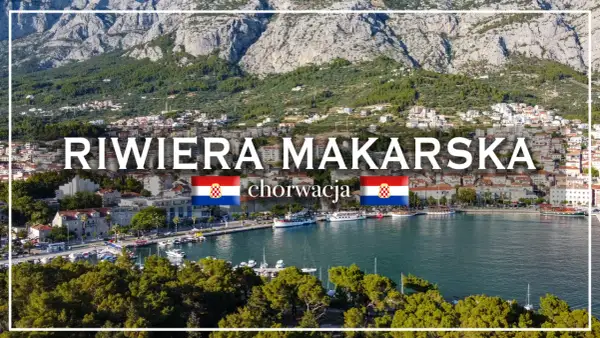 Widok na Riwierę Makarską w Chorwacji. Miasto z portem pełnym łodzi, otoczone zielenią i górami. Odkryj makarska atrakcje!