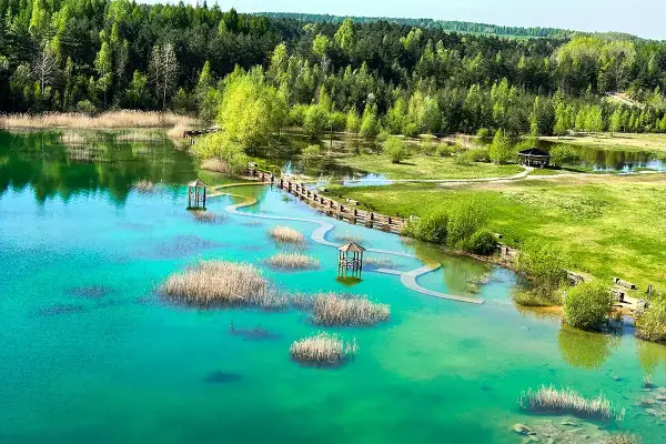 Turkusowa woda, drewniane altanki i faliste ścieżki tworzą rajskie śląskie Malediwy. Otoczone zielenią jezioro zachwyca spokojem.