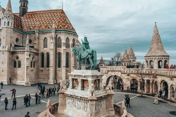 Wzgórze zamkowe w Budapeszcie z kościołem i pomnikiem konnym.