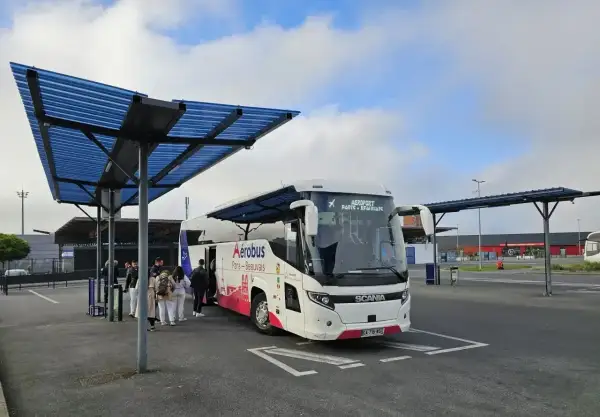 Autobus Aerobus na lotnisku Beauvais, gotowy do transportu pasażerów do Paryża.