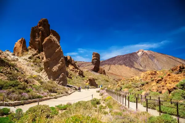 Wędrówka po wulkanicznym krajobrazie Teneryfy na własną rękę. Monumentalne skały i majestatyczny Teide pod błękitnym niebem.