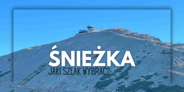 Szlak na Śnieżkę. Widok na górę z budynkami na szczycie i turystami na ścieżkach.