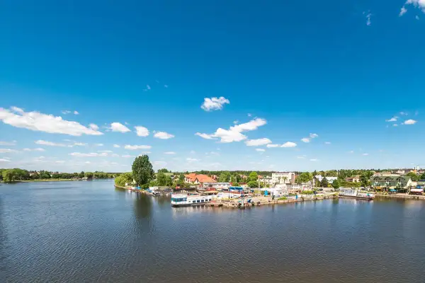 Port w Augustowie z widokiem na jezioro i miasto. Wspaniałe augustowskie atrakcje czekają na odkrycie!