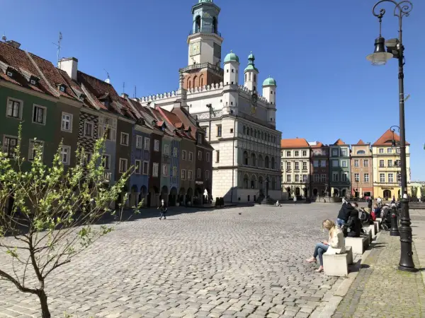 Kolorowe kamienice i Ratusz na Starym Rynku w Poznaniu. Idealne miejsce na zwiedzanie Poznania w jeden dzień.