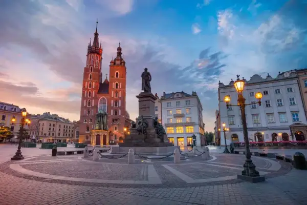 Zachód słońca na Rynku Głównym w Krakowie. Spacer po Rynku, zwiedzanie Sukiennic i Kościoła Mariackiego to tylko część tego, co można robić w Krakowie.