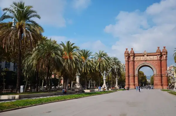 Łuk Triumfalny w Barcelonie, otoczony palmami, to obowiązkowy punkt na mapie "barcelona co warto zobaczyć".
