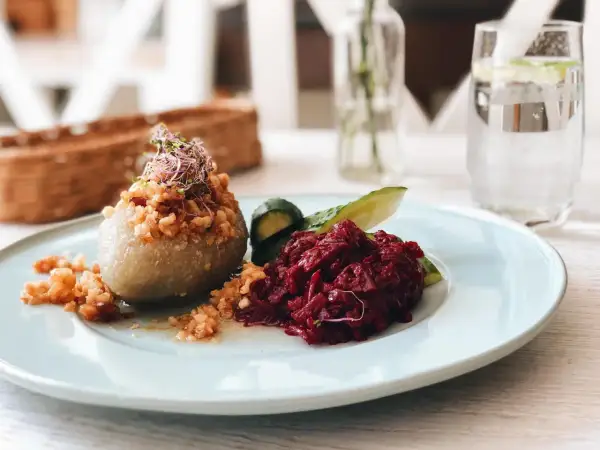 Pyszne cepeliny z buraczkami i ogórkiem, idealne na obiad w jednej z białostockich restauracji.