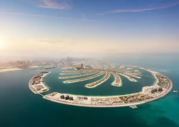 Palm Jumeirah, ikona Dubaju, to jedno z miejsc, które trzeba zobaczyć. Sztuczna wyspa w kształcie palmy oferuje luksusowe hotele i wille.